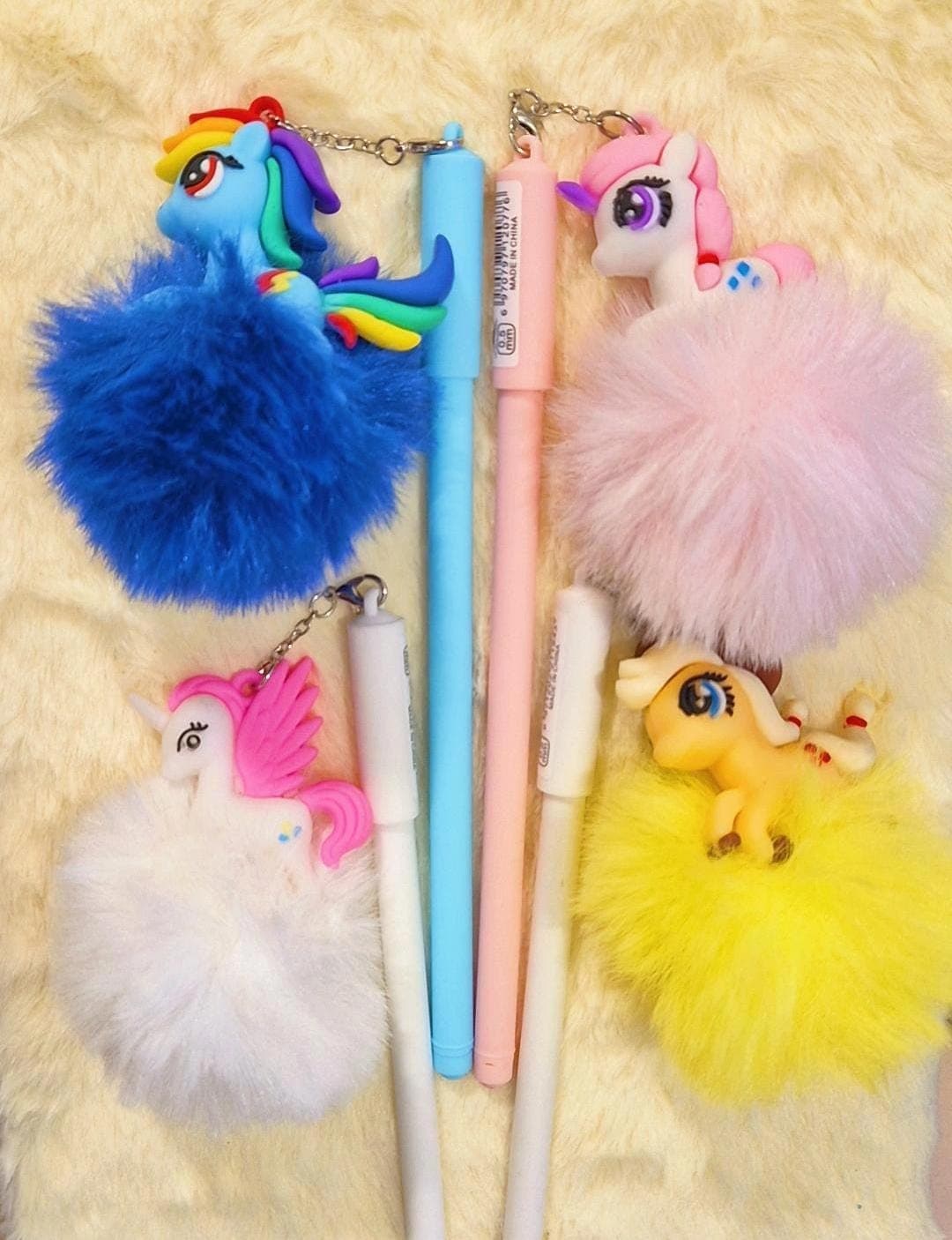 CANETA PINGENTE .:Pompom Unicórnio