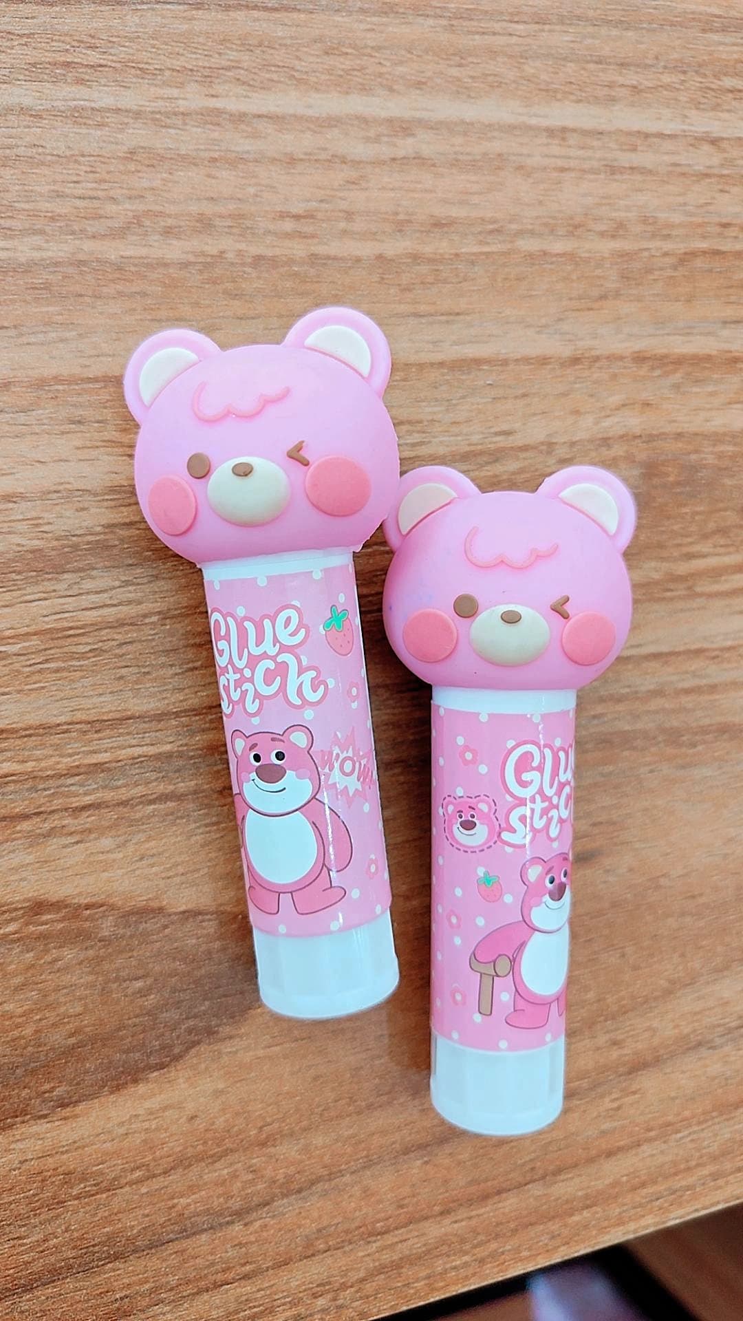 COLA BASTÃO Urso Morango rosa claro